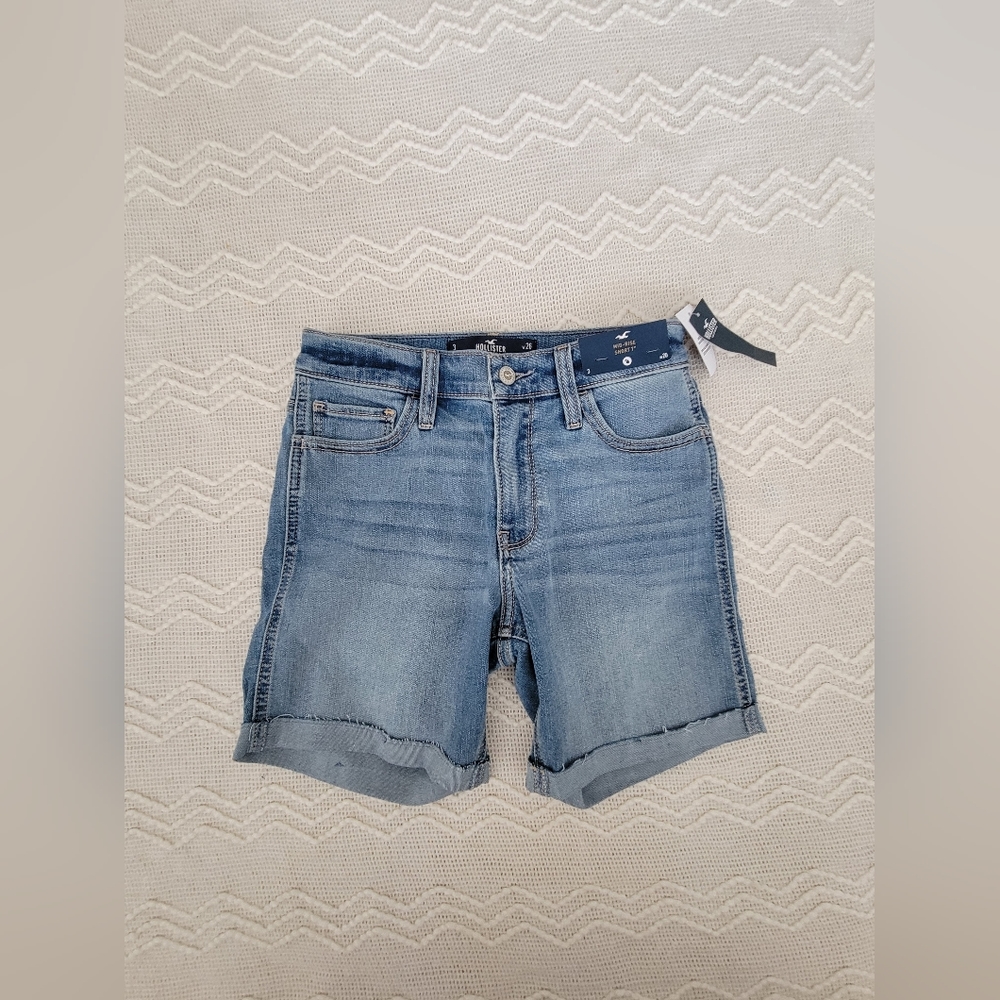 Hollister Mid-Rise Shorts 7", Size 3 / w26